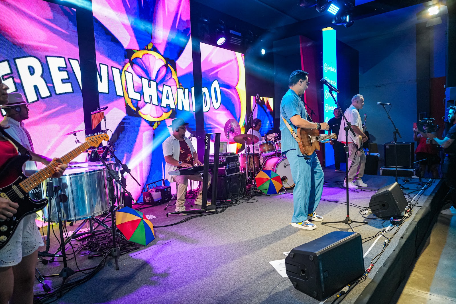 A banda completa • Carnavalzim ao vivo
